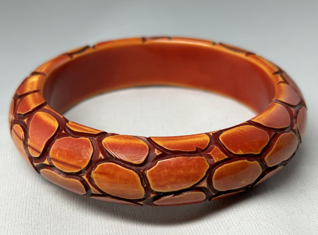 BB515 overdyed and croc hide carved bakelite bangle
